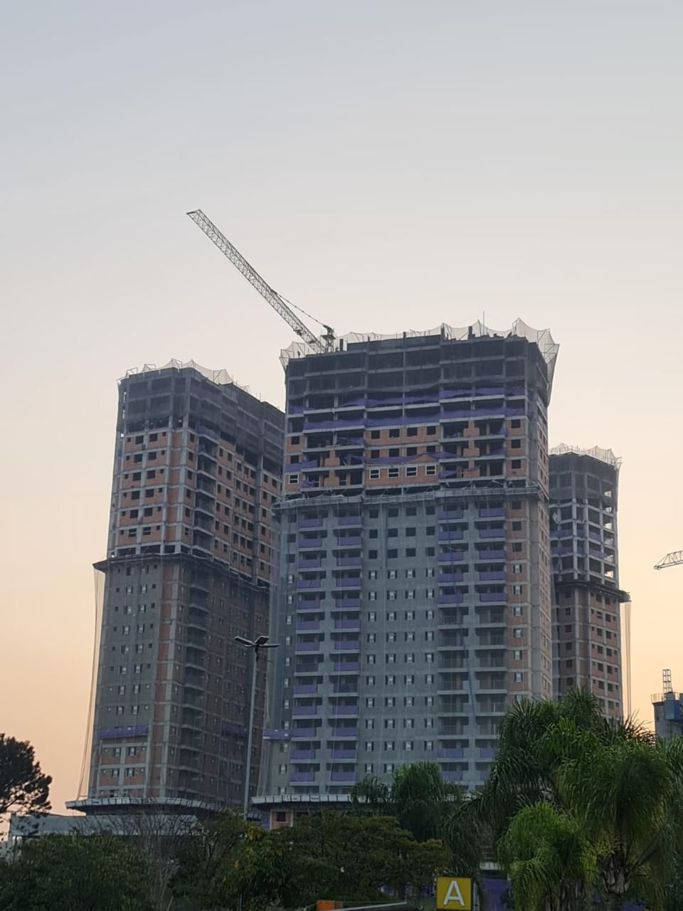 Torres residenciais em construção com guindaste