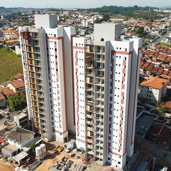 Torres residenciais com fachada em andamento